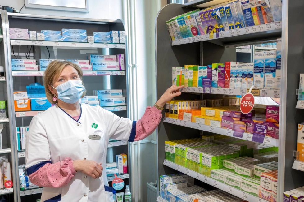 Allergiaoireiden itsehoitoon tarkoitettuja lääkkeitä on nykyään tarjolla paljon, näyttää apteekkari Satu Rantakangas.
