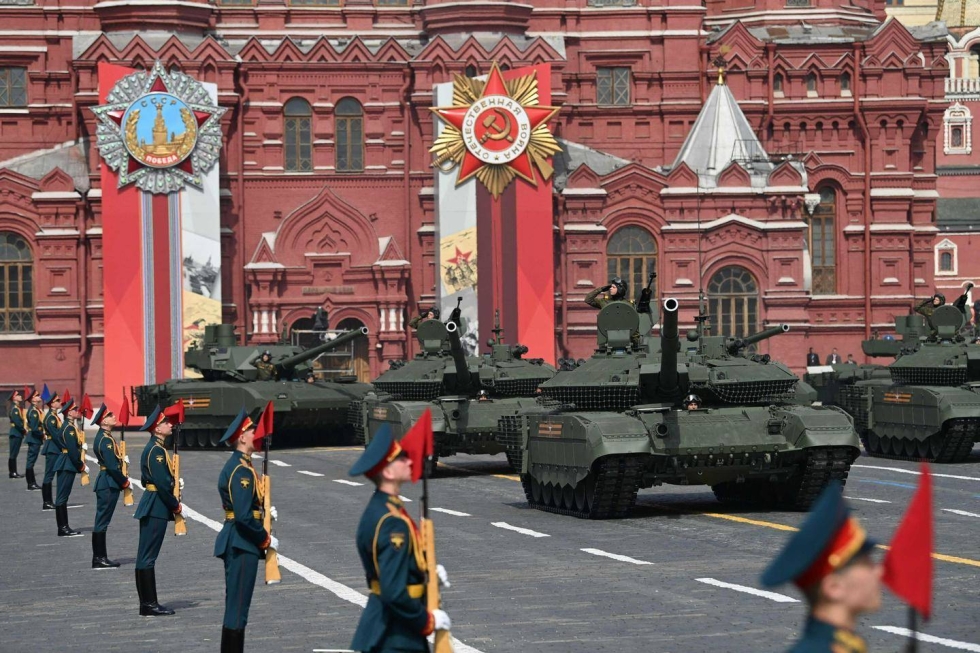 Venäläiset panssarivaunut harjoittelivat voitonpäivän paraatia varten perjantaina. Itse voitonjuhlassa presidentti Putin piti suorastaan maltillisen puheen.