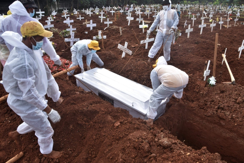 Indonesiassa koronakuolemian määrä ylitti sadantuhannen rajan viime vuoden elokuuussa. LEHTIKUVA/AFP 