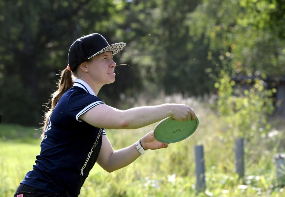 Lahden Frisbee Clubin Heidi Laine hallitsi metsän ja aukean välillä vaihtelevan kentän arvoitukselliset tuulet parhaiten ja pelasi kolmen kierroksen yhteistuloksen 218 heittoa (+35). Lehtikuva / Markku Ulander