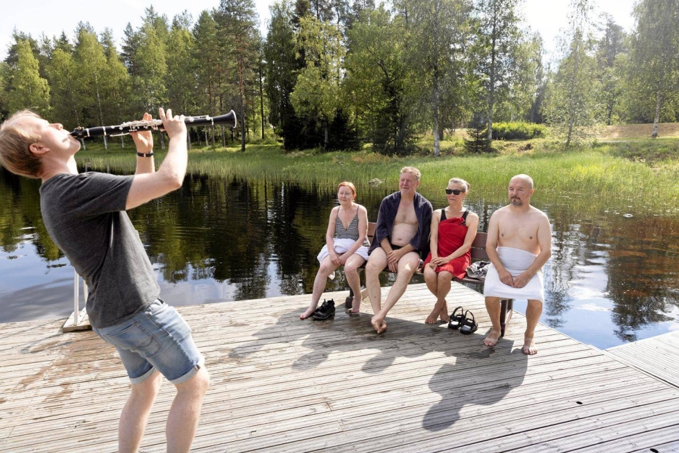 Lauri Sallinen viihdyttää kyläläisiä laiturilla Kuhmon kamarimusiikkifestivaaleilla kesällä 2021.