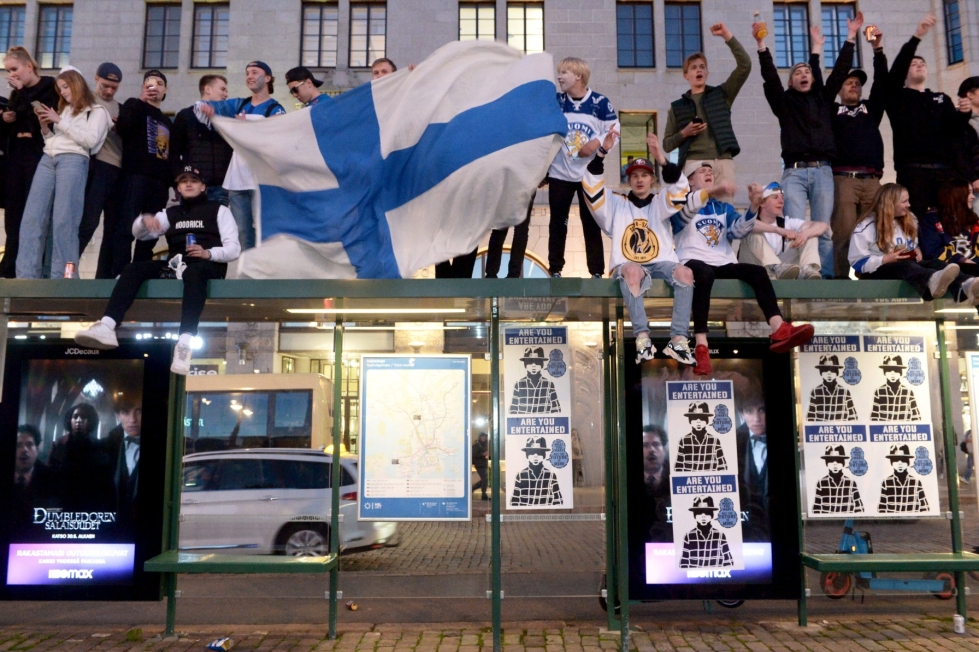 Suomen jääkiekkomaailmanmestaruuden ratkettua ihmiset juhlivat Helsingin Kauppatorilla. LEHTIKUVA / Mikko Stig