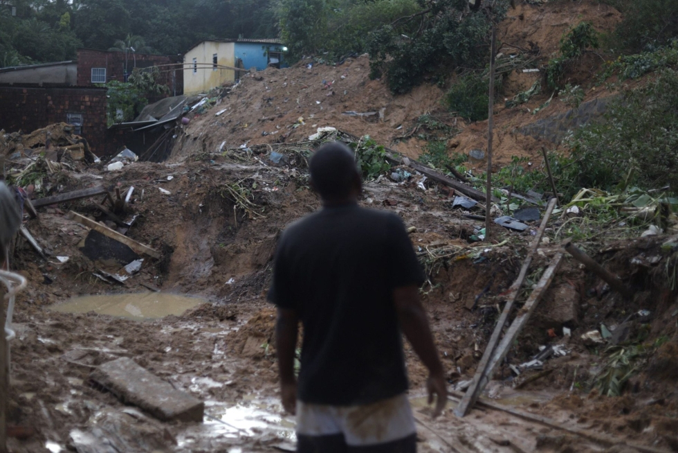 Rankkasateet aiheuttivat viikonloppuna tulvia ja maanvyörymiä Brasiliassa Pernambucon osavaltiossa. Yli 6 000 ihmistä on menettänyt kotinsa tai joutunut pakenemaan. LEHTIKUVA/AFP
