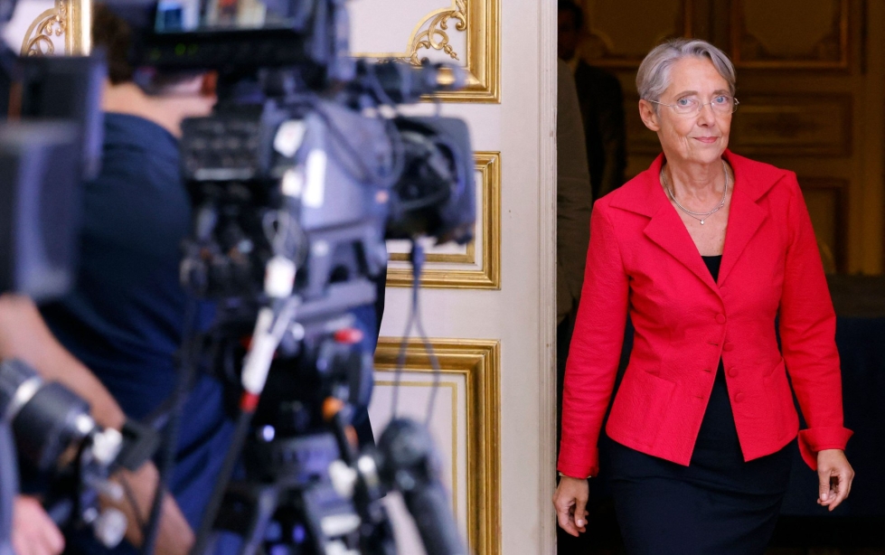 Elisabeth Borne jatkaa toistaiseksi pääministerin tehtävässä. Lehtikuva/AFP