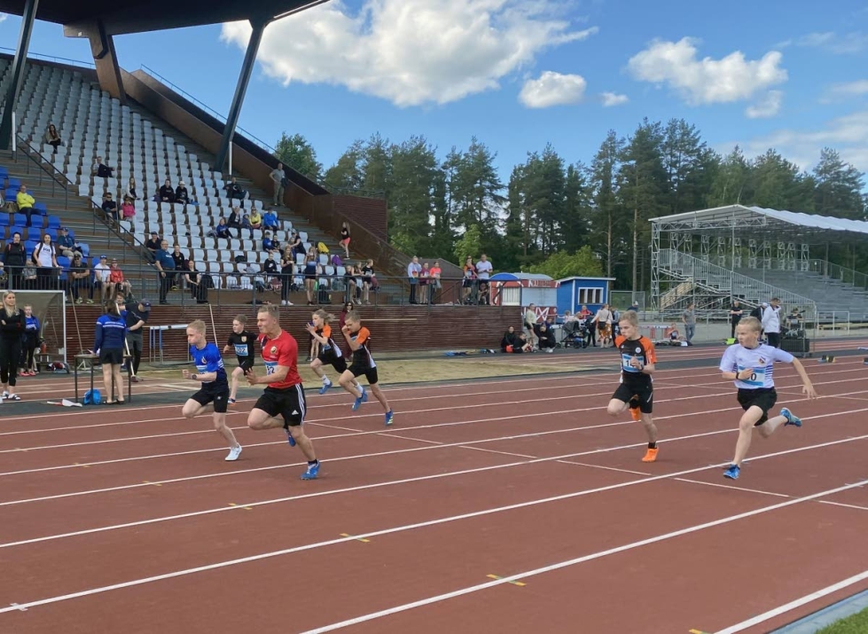 Topias Poutiainen ja Toivo Takanen kamppailivat 13-vuotiaiden 60 metrin voitosta.