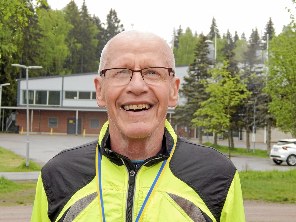 Veikko Ollila juoksi tuhannen maratoninsa Helsingin Paloheinässä 26.5.2022. Merkkipaalun kunniaksi maratoonari tarjosi ystävilleen kakkukahvit