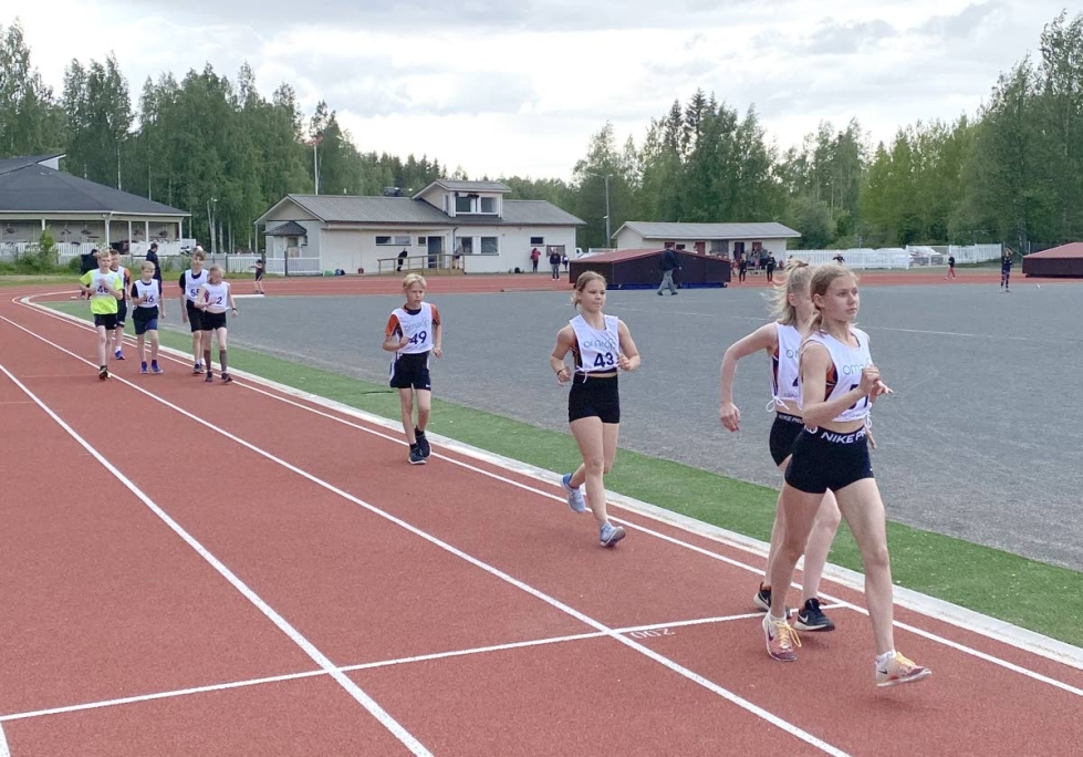 Pinja Stenberg otti johtopaikan heti lähdön jälkeen 12-13-vuotiaiden kävelyssä. Perässä Jade Nousiainen ja Ronja Eronen. 