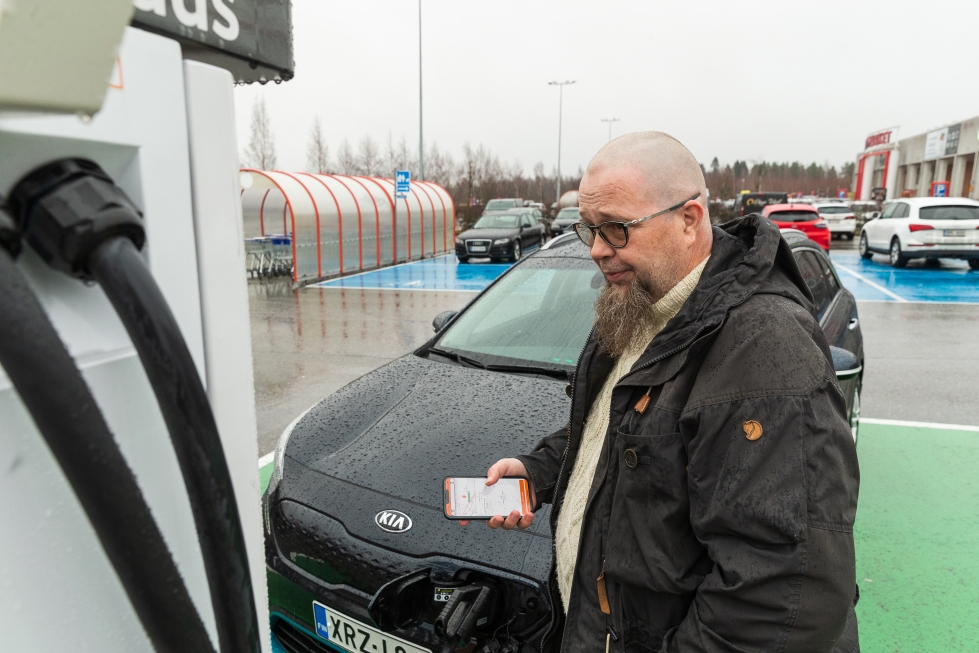 Jari Turpeinen esitteli viime syksynä sähköautoaan Karjalaiselle.