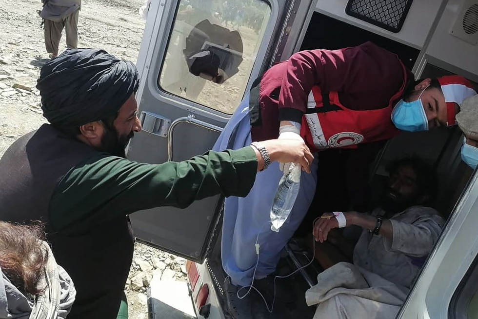 Afganistanin valtiollisen uutistoimisto Bakhtarin välittämässä kuvassa Afganistanin Punaisen Puolikuun edustajat auttavat järistyksen uhreja Paktikan alueella. LEHTIKUVA/AFP 