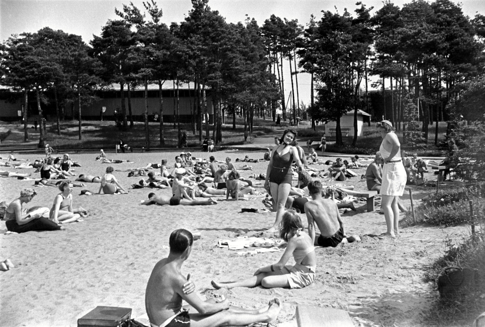 Helsingin Hietaniemen rantamuotia kesällä 1942.
