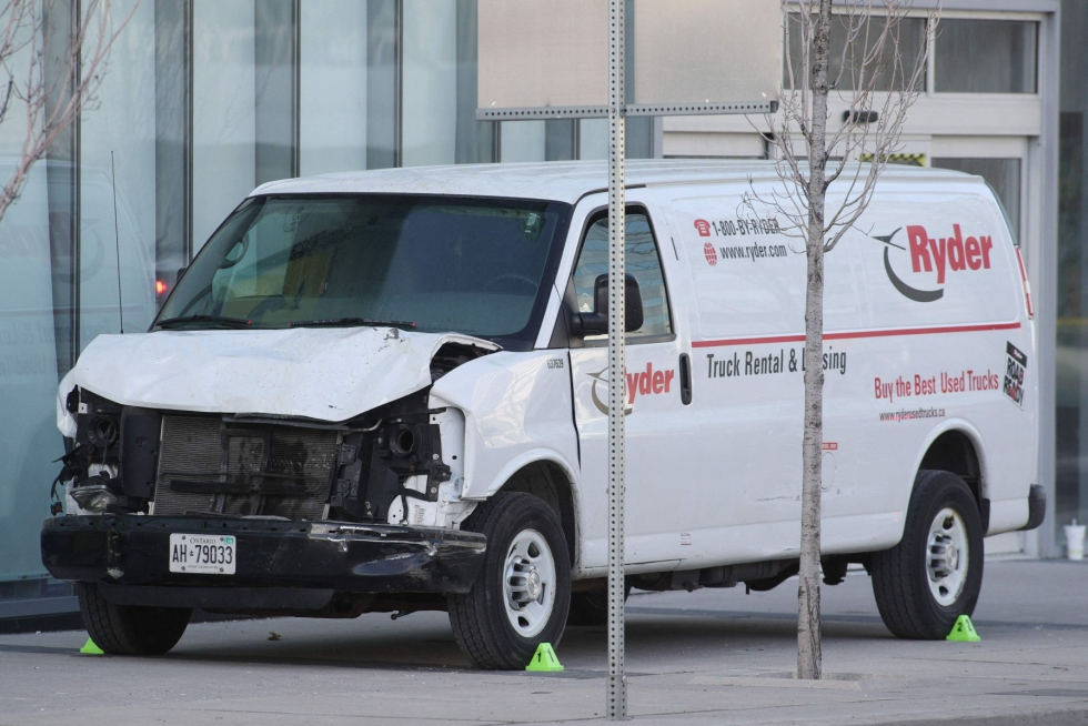 Nyt elinkautiseen vankeuteen tuomitun miehen käyttämä pakettiauto kuvattuna Torontossa huhtikuussa 2018. Lehtikuva/AFP
