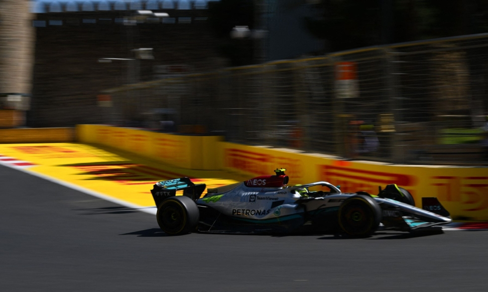 Mercedeksen Lewis Hamilton kärsi Bakussa erityisen pahasti auton pomppimisesta. Lehtikuva/AFP