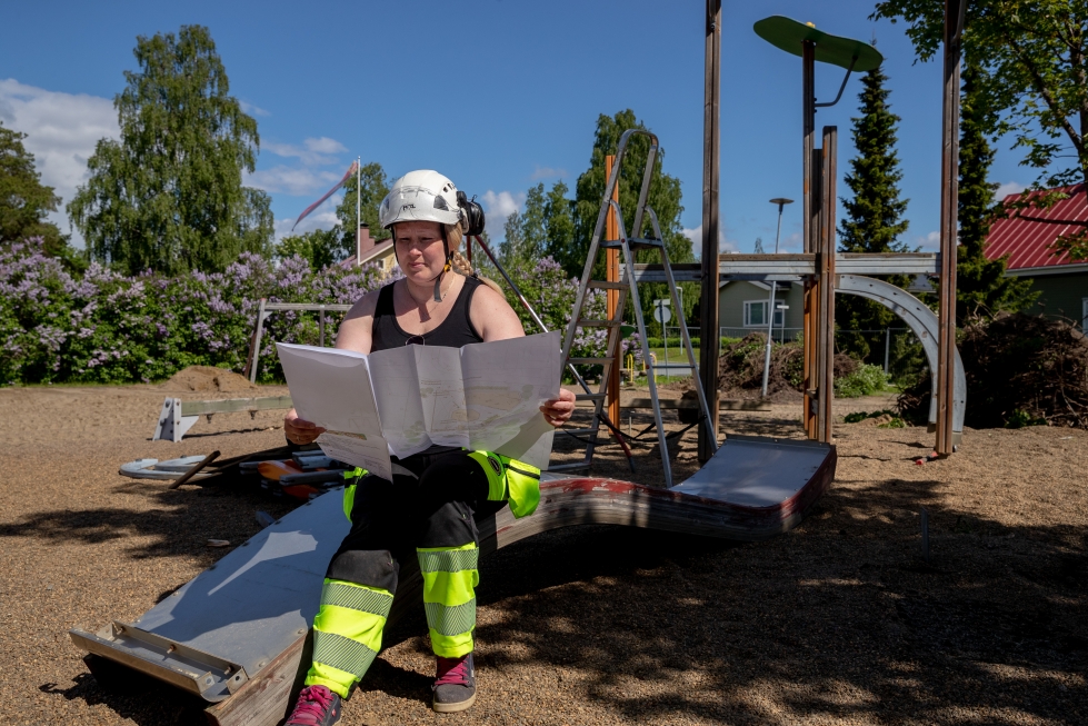 Rakentaja Heidi Keskitalo kertoo, että vanhasta Niinivaaran Karjalanpuistosta säilytetään syreeniaita ja muutama puu, mutta muuten lähes kaikki menee kesän aikana uusiksi. 