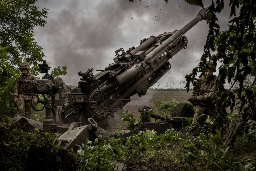 Ukrainalaissotilaat ampuvat M777-haupitsilla Donetskin alueella. Ukrainan sodan taistelut keskittyvät tällä hetkellä Itä-Ukrainaan.