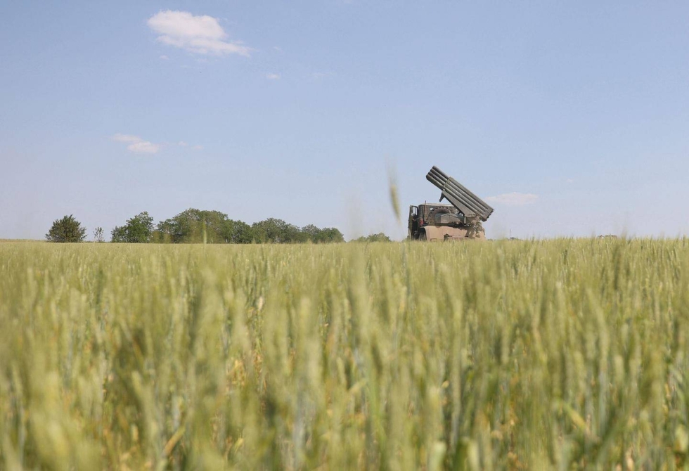 Ukrainalaisella viljapelloilla Harkovan eteläpuolella oli viikonloppuna BM-21 Grad -raketinheitin. Sodan takia Ukraina on menettänyt neljänneksen peltomaastaan