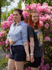 Joensuulaiset siskokset Julia Hacklin, 27, ja Jenny Hukka, 25, puettiin lapsena samanlaisiin vaatteisiin, ja nyt heillä on sama tatuointi – Tutkijan mukaan aikuisten sisarussuhteet ovat samaan aikaan läheisiä ja jännitteisiä