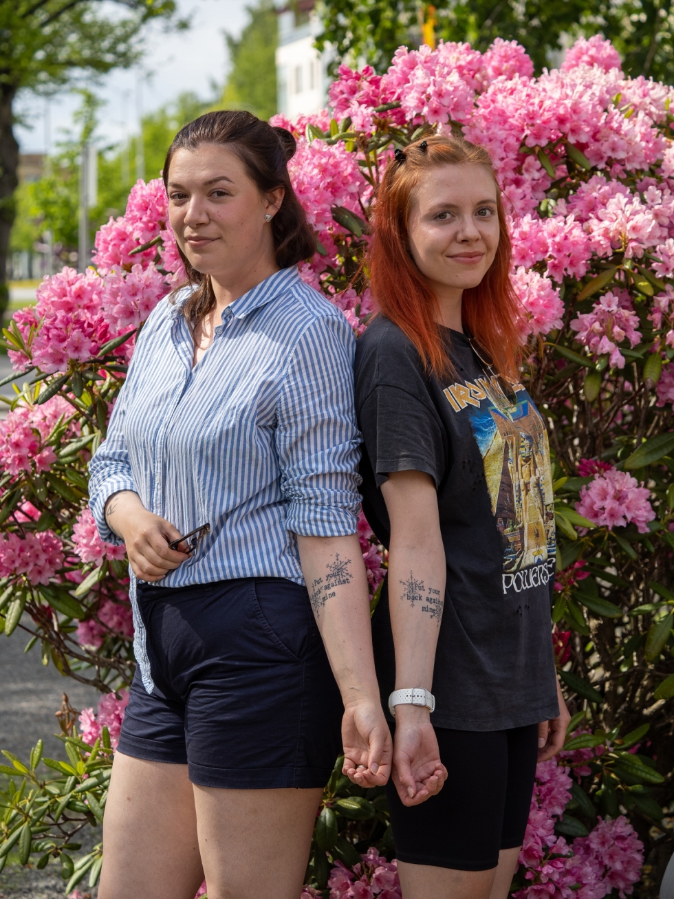 Siskokset Julia Hacklin ja Jenny Hukka eivät muista, kumman idea samanlaisten tatuointien ottaminen alun perin oli. Joka tapauksessa siitä vitsailtiin vuoden verran ennen kuin suunnitelma päätettiin toteuttaa vuonna 2019. – Pidämme molemmat tatuoinneista taiteena ja haluamme ilmaista niillä itseämme, Hacklin kertoo.