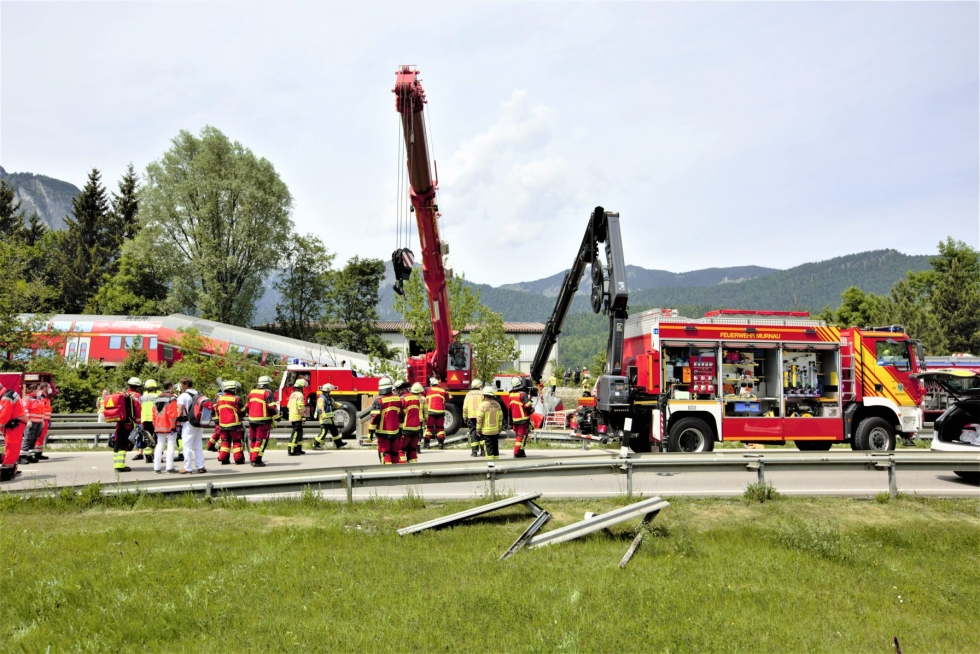 Junaonnettomuudessa Baijerissa kaatui kolme junanvaunua, poliisi kertoo. LEHTIKUVA/DPA