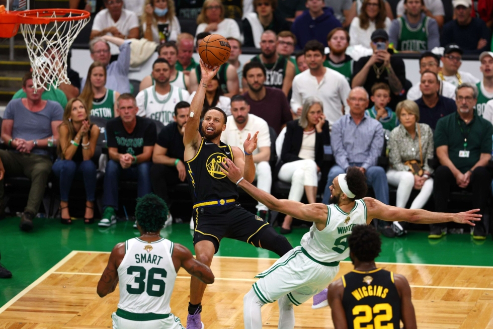 Golden Staten Stephen Curry takoi hurjat 43 pistettä ja siivitti seuransa tasoihin NBA:n finaalisarjassa. LEHTIKUVA/AFP