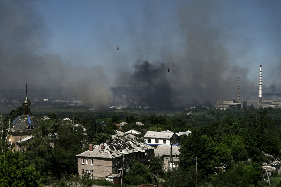 Mustaa savua nousi loppuviikosta Sjevjerodonetskin suunnalta. LEHTIKUVA/AFP