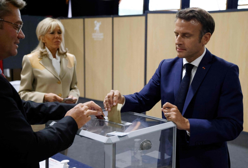 Uudelleen presidentiksi valitun Emmanuel Macronin johtama vaaliliitto on ensimmisen kierroksen jälkeen niukasti edellä. LEHTIKUVA / AFP