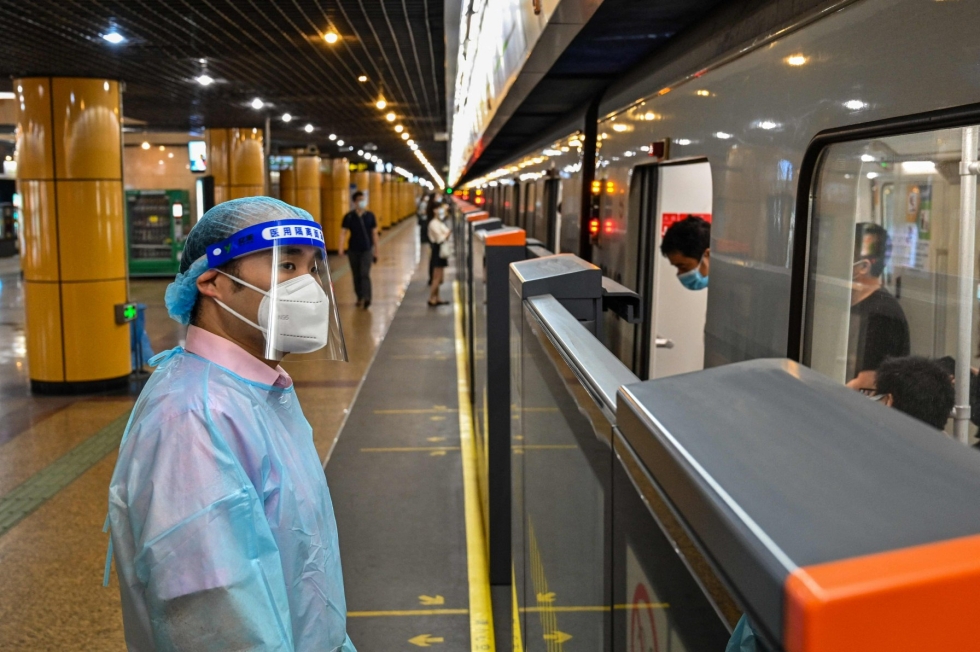 Shanghaissa koronarajoitukset kevenevät asteittain. Kuva Shanghain metrosta. LEHTIKUVA/AFP