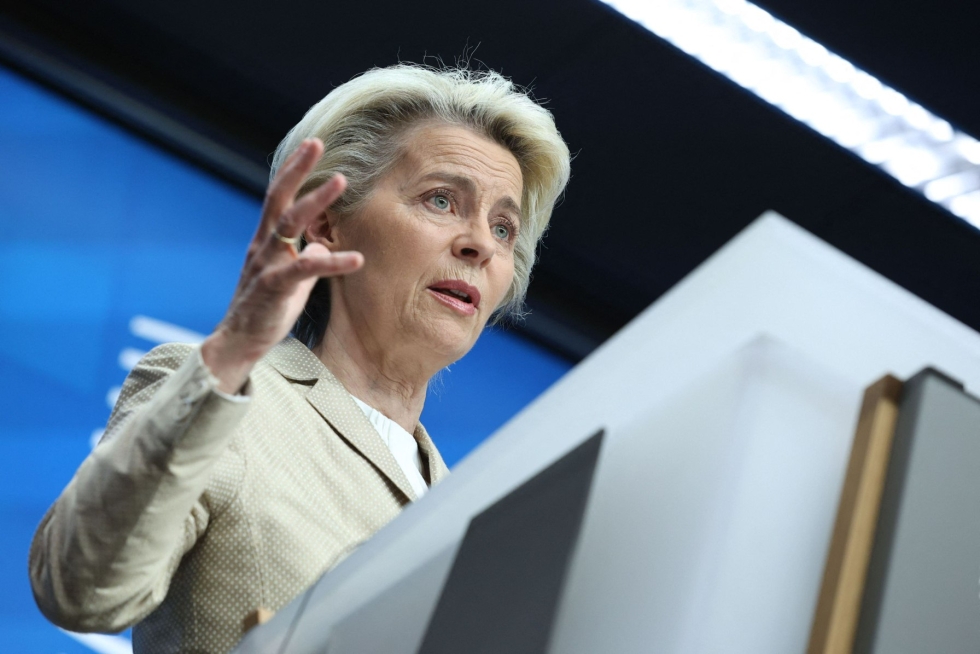 Euroopan komission puheenjohtajan Ursula von der Leyenin mukaan on “korkea aika rikkoa lasikatto”. Hän alleviivasi komission tehneen ehdotuksensa kiintiöistä jo kymmenen vuotta sitten. LEHTIKUVA/AFP
