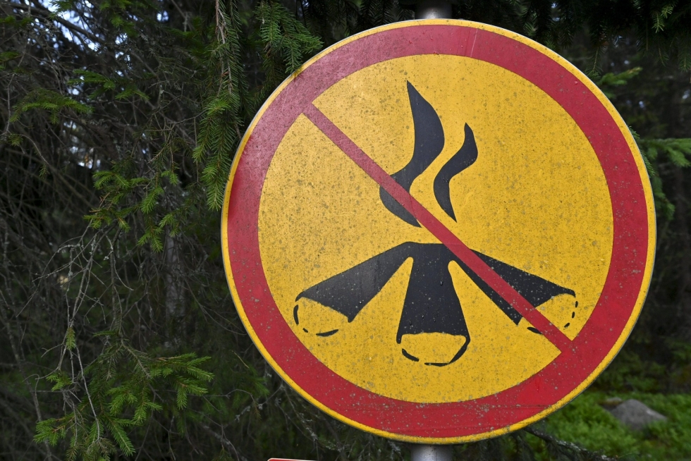 Jos alueella on voimassa Ilmatieteen laitoksen antama metsäpalovaroitus, on kaikenlaisten avotulten sytyttäminen kielletty. LEHTIKUVA / Jussi Nukari
