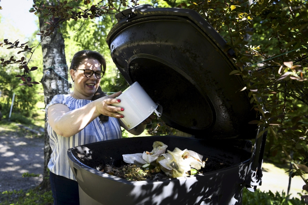 Kompostitarkastusten taustalla on viime heinäkuussa uudistunut jätelaki, jossa biojätteelle on asetettu aikaisempaa tiukemmat erilliskeräysvelvoitteet. Karkkilassa asuva Mira Ketola oli aluksi hämmentynyt kuultuaan kompostitarkastuksesta. LEHTIKUVA / Emmi Korhonen