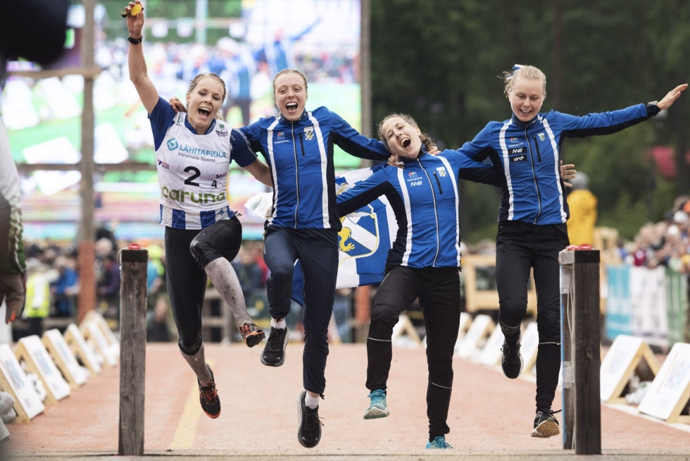 IFK Göteborgin Sara Hagström (vas.) sekä Victoria Hästad Björstad, Sanna Fasth ja Elin Månsson juhlivat Venlojen viestin voittoa. LEHTIKUVA / Roni Rekomaa