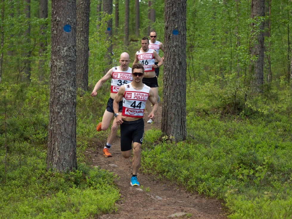 Miesten 12 kilometrin alkutaival taitettiin Joni Mustosen (44) tahdissa. Kisan voittanut Kari Heikura (35) voitti lopussa Mustosta noin minuutin. 