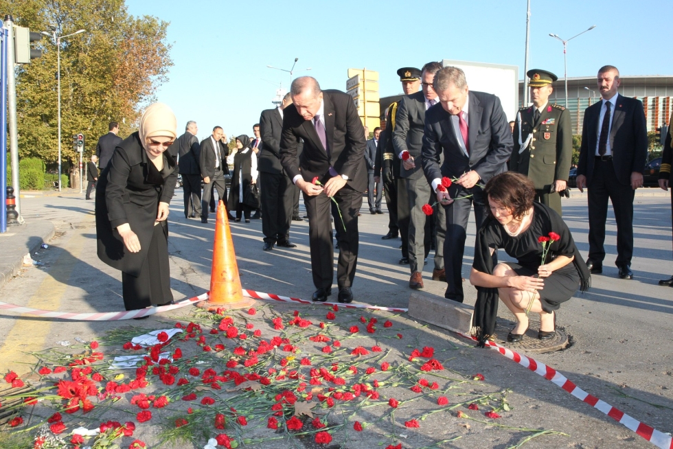 Presidentti Sauli Niinistö ja hänen puolisonsa Jenni Haukio osoittivat vuonna 2015 Ankaran terrori-iskun jälkeen myötätuntoaan uhrien omaisille. LEHTIKUVA / handout