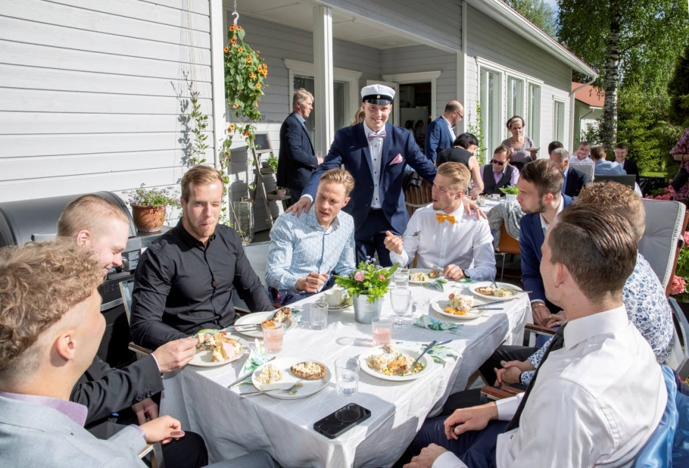 Aurinko paistoi ja hymy oli herkässä. Joensuun Mailan Samuel Tirkkonen vietti ylioppilasjuhliaan launtaina kotona Marjalassa.  Joukkuekaverit nauttivat antimista ja rennosta ilmapiiristä.