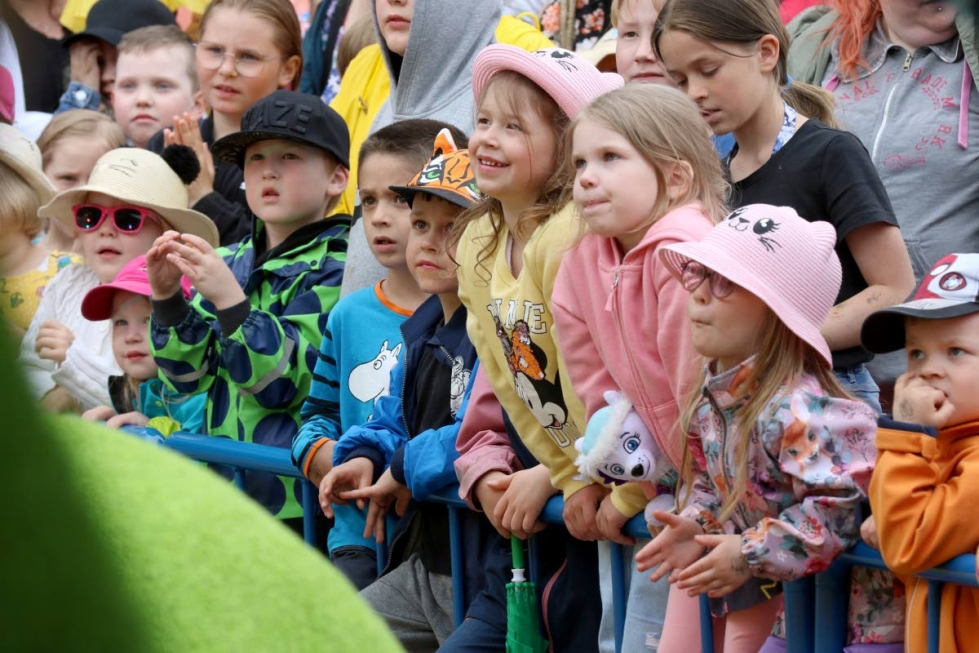 Asiantunteva yleisö seurasi innolla Pikku Kakkosen kesäkiertueen konserttia Lieksan satamassa.