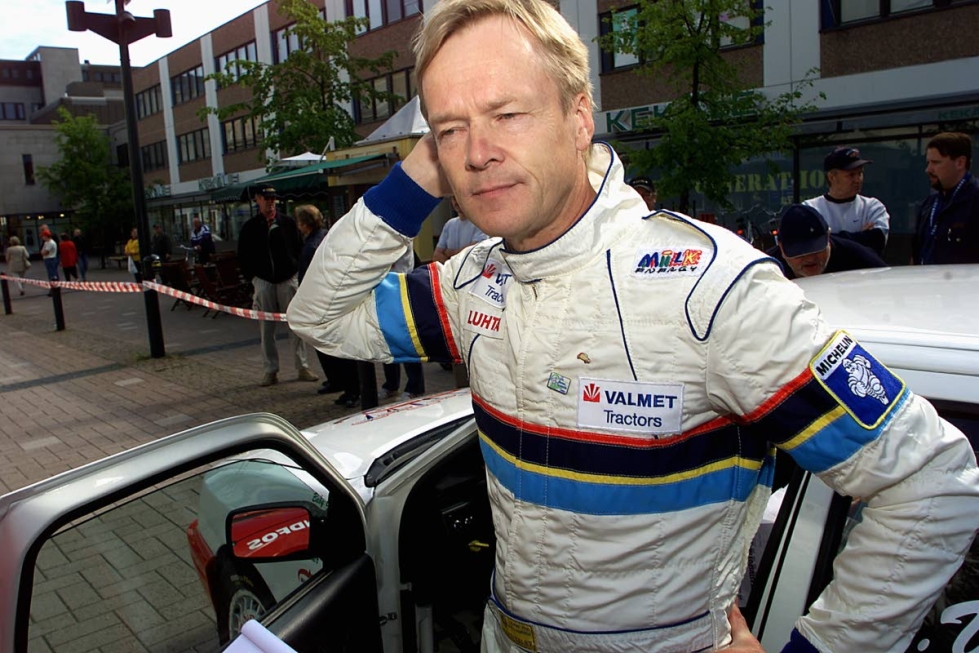 Europarlamentaarikko Ari Vatanen ajoi Itärallin nolla-autoa kesäkuussa 2003.