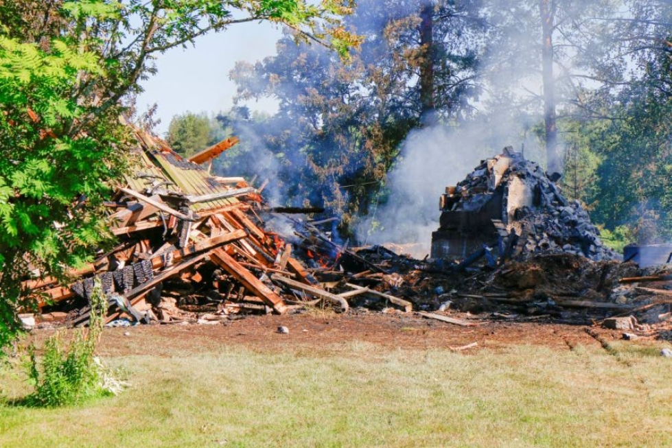 Kesäpaikkana toiminut rintamamiestalo tuhoutui täysin keskiviikkoillan tulipalossa.