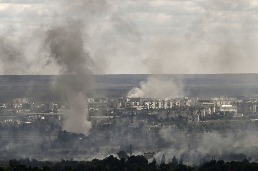 Sjevjerodonetskista nousi tiistaina savua ja tomua. Venäjä sanoo vallanneensa kaupungin asuinalueet. LEHTIKUVA/AFP