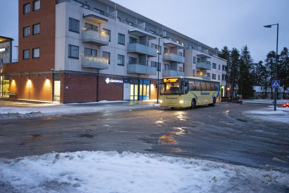 Oikeus katsoi kahden nuoren syyllistyneen linja-autonkuljettajan tapon yritykseen viime joulukuussa Imatralla. Kuvituskuva. LEHTIKUVA / Lauri Heino