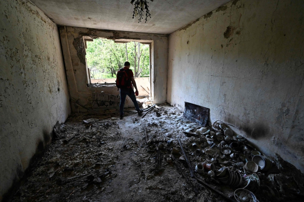 31-vuotias ukrainalaismies Venäjän hyökkäyssodassa tuhoutuneessa asunnossaan Harkovassa Saltivkan alueella 31. toukokuuta. Lehtikuva/AFP
