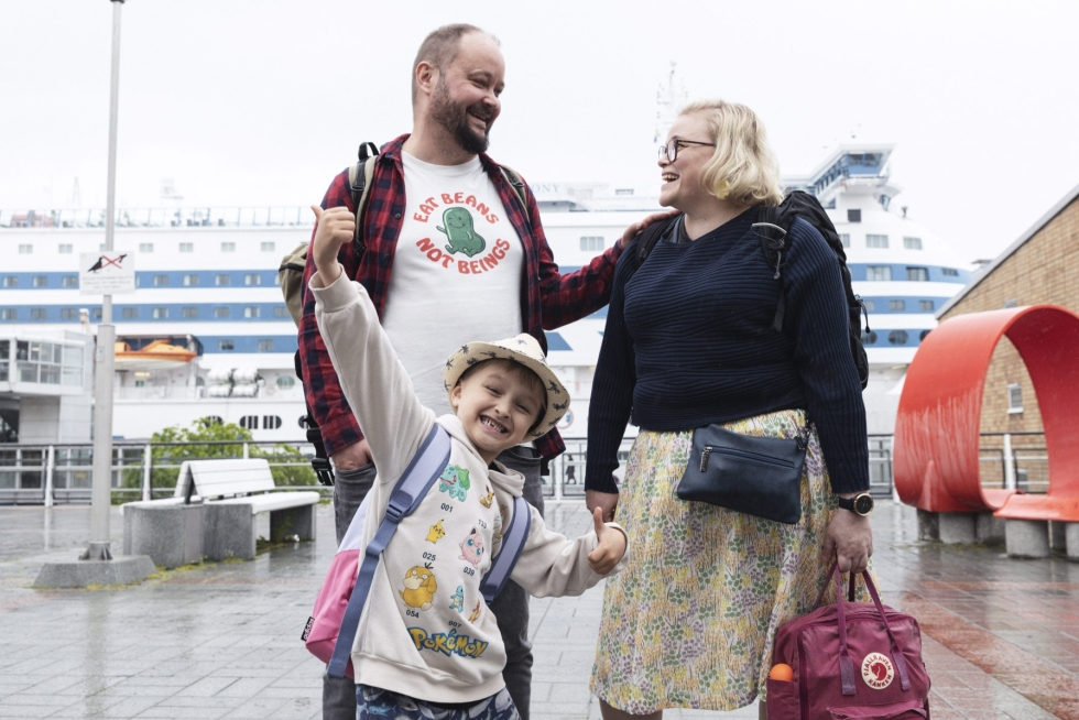 Jussi Saarelma lähdössä junamatkalle Eurooppaan vaimonsa Hanna Viian ja 7-vuotiaan lapsensa Myrsky Saarelman kanssa. LEHTIKUVA / RONI REKOMAA