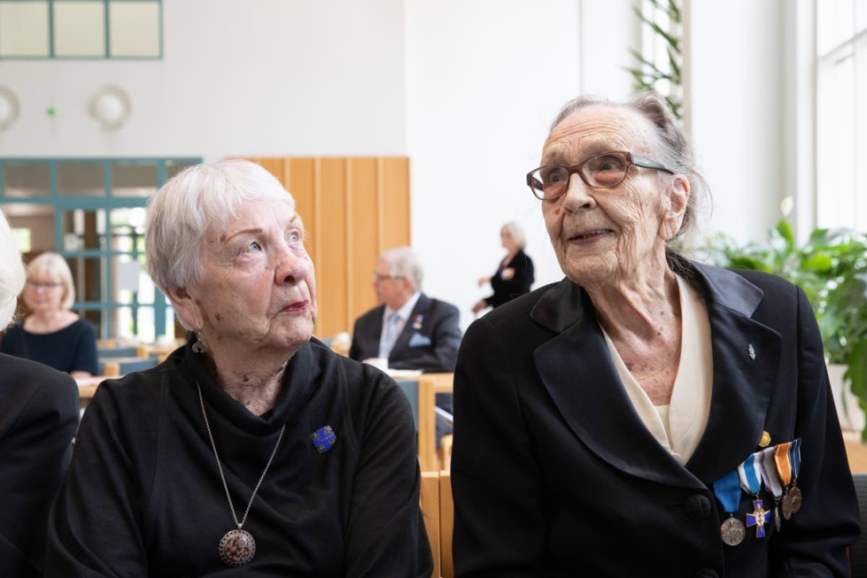 Lotat Liisa Kaasinen, 95, ja Fanny Mönkkönen, 101, toivovat, että lottien tapaamiset jatkuisivat vielä. 