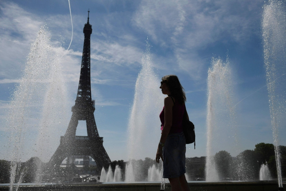 Euroopassa jatkuneet helteet ovat aiheuttaneet metsäpaloja sekä huolta siitä, onko alkukesän kovista helteistä tulossa uusi normi. Kuva Ranskan pääkaupungista Pariisista. LEHTIKUVA/AFP