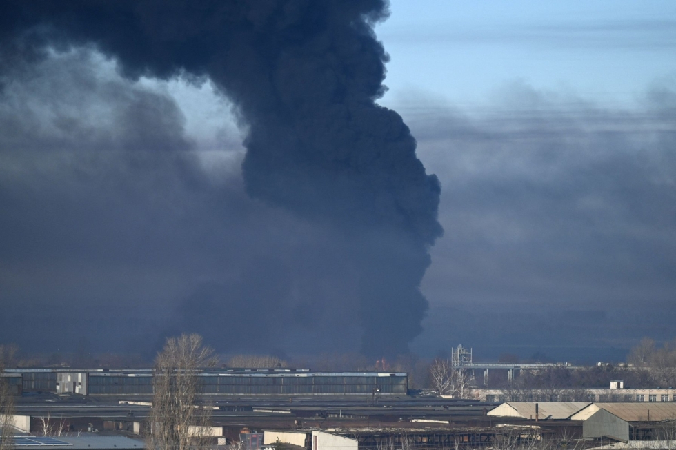 Venäjän resurssit riittävät pitkittyneeseen sotaan Ukrainan itäosissa, eikä loppua hyökkäykselle ole näköpiirissä. Kuvassa savua nousee sotilaslentokentältä Harkovan läheisyydessä 24. helmikuuta. LEHTIKUVA/AFP