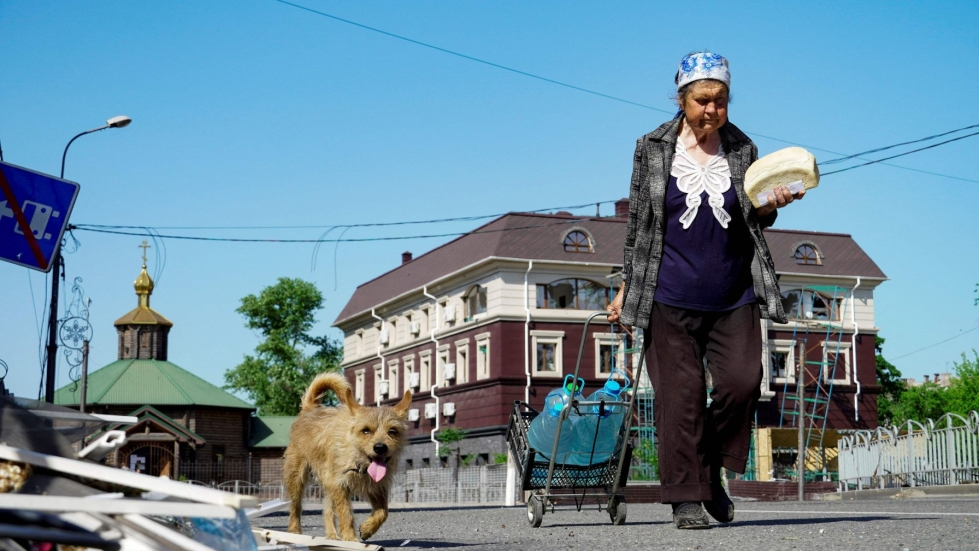 Nainen käveli kadulla Venäjän valtaamassa Mariupolissa kesäkuun alussa. LEHTIKUVA/AFP