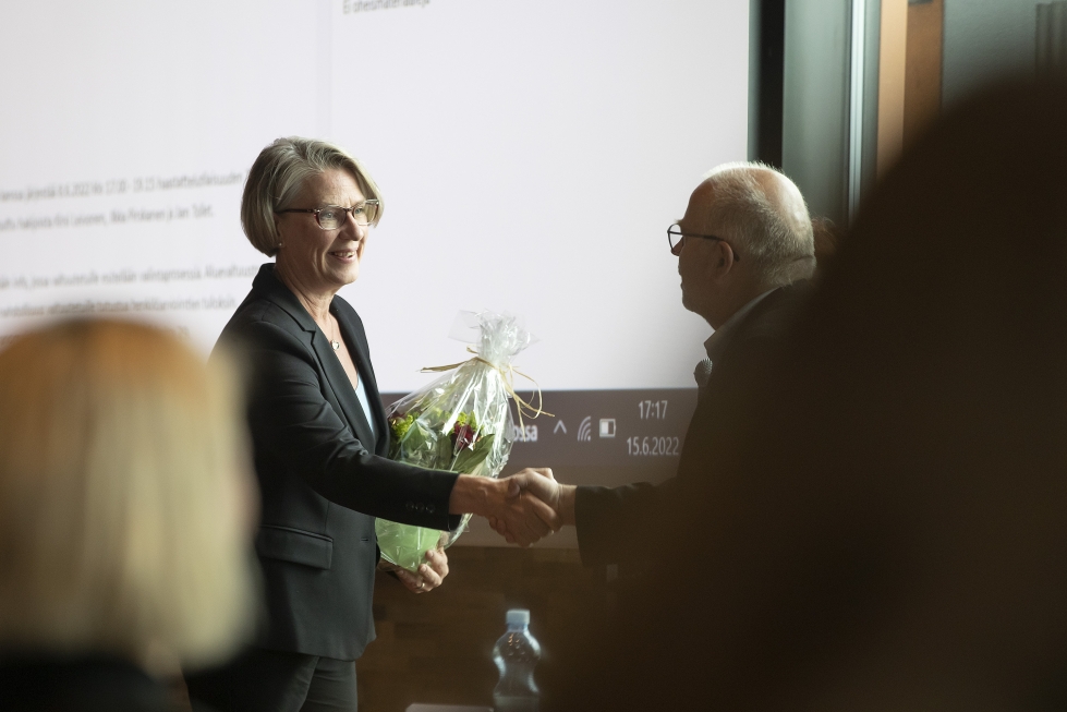 Kirsi Leivonen valittiin uudeksi hyvinvointialuejohtajaksi.