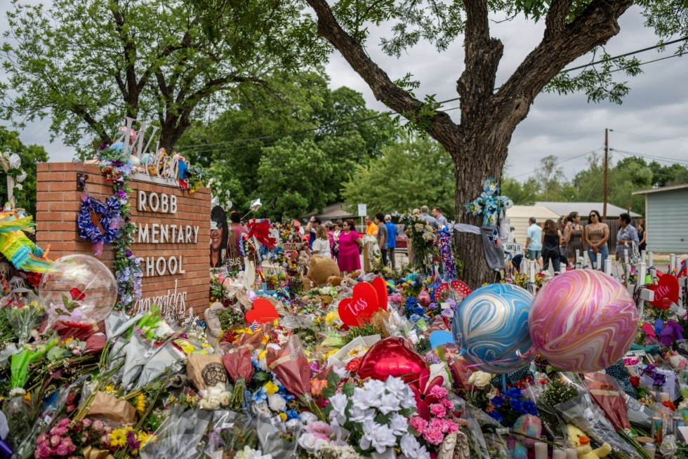 Yhdysvaltain Texasissa on laskettu tiistaina haudanlepoon ainakin kaksi 10-vuotiasta Uvalden kouluampumisessa surmansa saanutta lasta. LEHTIKUVA/AFP