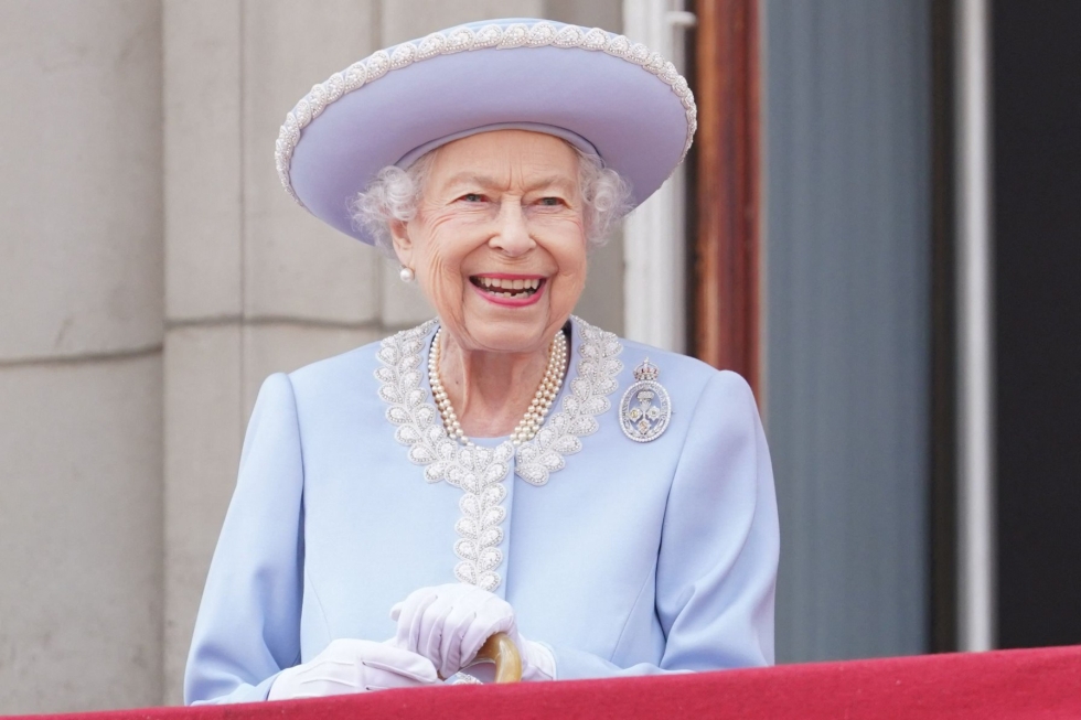 Kuningatar Elisabet tervehti yleisöä Buckinghamin linnan parvekkeella. LEHTIKUVA/AFP