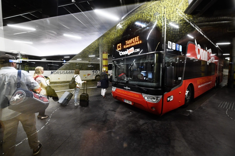 Bussilippujen hinnat pitkillä matkoilla ovat laskeneet noin 25 prosentilla linja-autoliikenteen kilpailun vapauttamisen jälkeen vuosina 2014–2019, ilmenee Kilpailu- ja kuluttajaviraston raportista. LEHTIKUVA / Vesa Moilanen