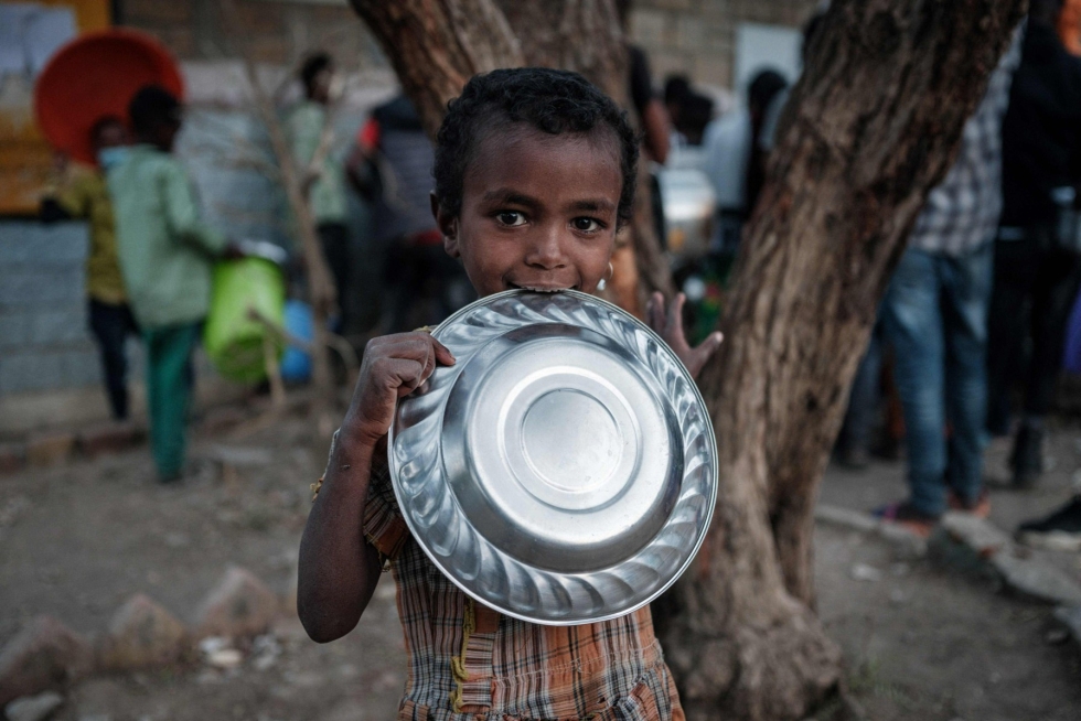 Etiopiassa Tigrayn alueen väkivaltaisuuksia paennut lapsi odotti tiistaina päivän ainoaa ateriaa koulussa, jonne on majoitettu yli 7000 ihmistä. LEHTIKUVA/AFP