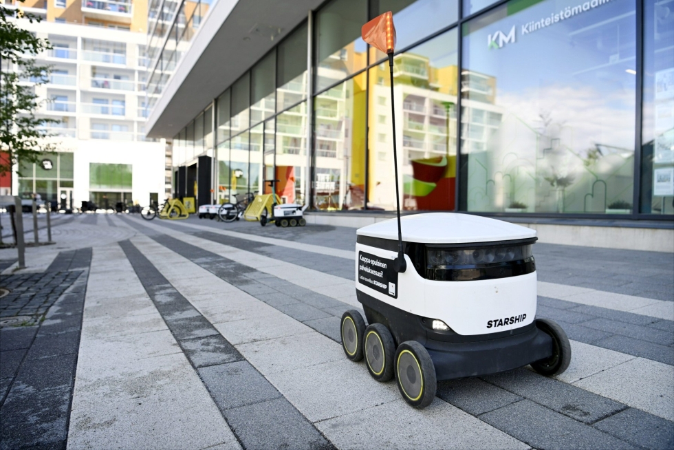 Ruuhkaiset keskustat ovat robotille hankalia, koska se ei pysty kommunikoimaan muiden liikenteessä liikkujien kanssa. Toistaiseksi ruokaostokset saa robotin kotiin kuljettamana vain Espoossa. LEHTIKUVA / Antti Aimo-Koivisto